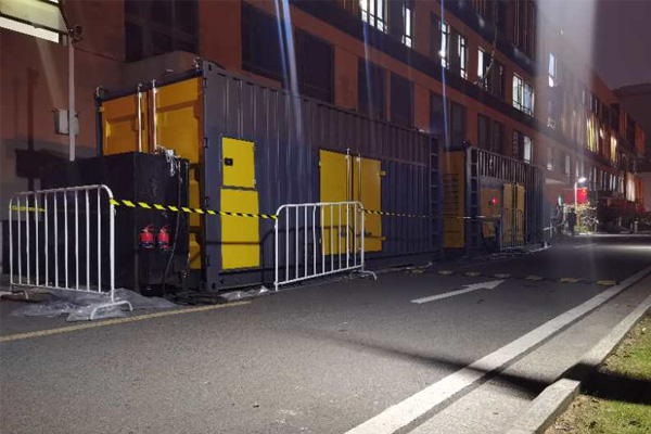 北流柴油发电机组的输出电压是如何调节的？