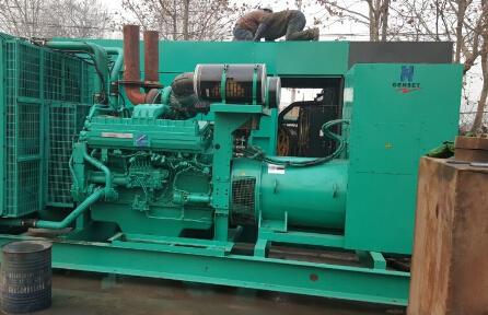 北流发电机组如何判断水冷式机油散热器内部是否需要清洗？